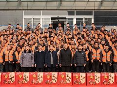 情系農(nóng)民工 蛇年送祝?！A兆控股為優(yōu)秀農(nóng)民工發(fā)放春節(jié)禮品